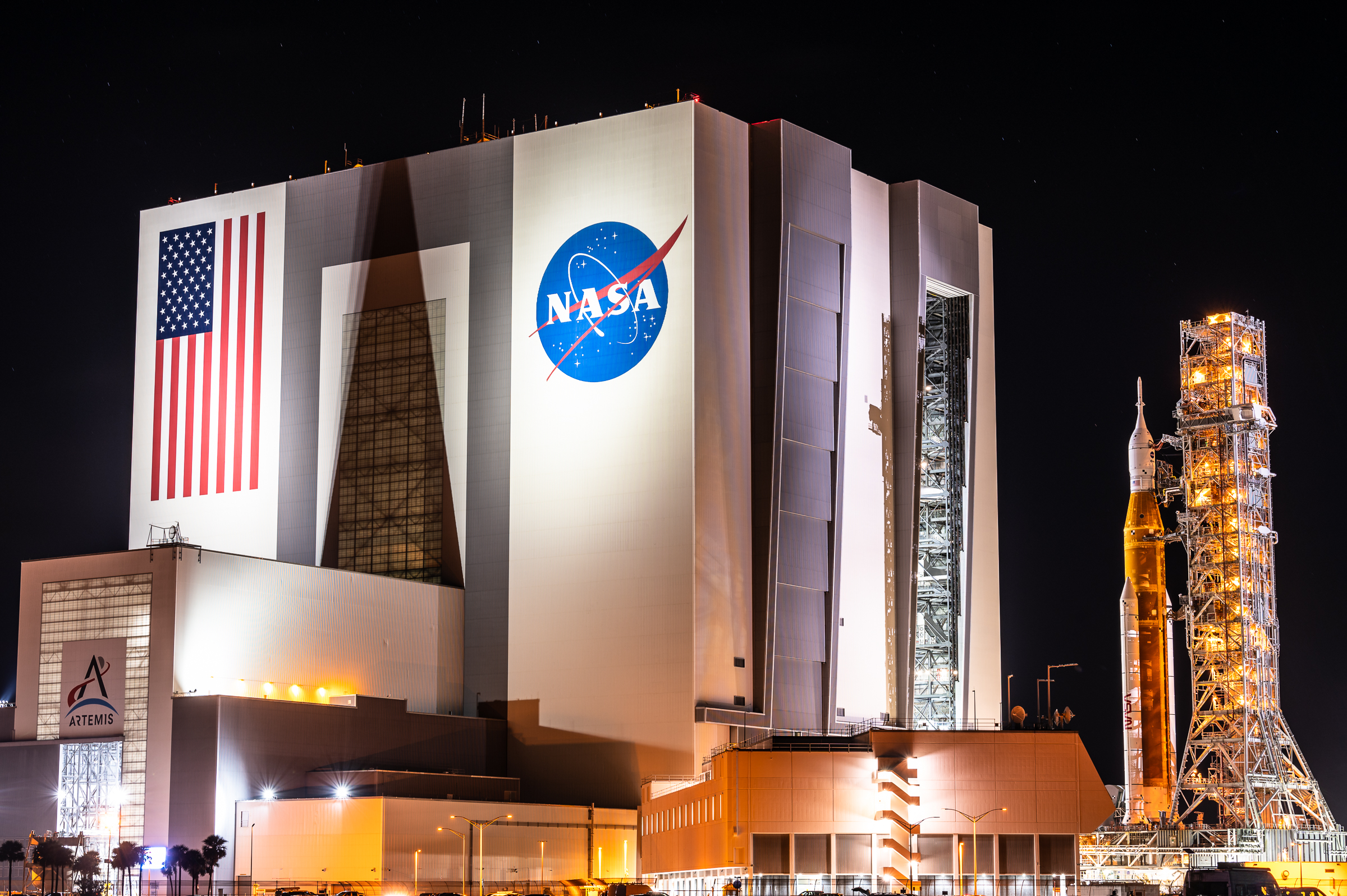 NASA's SLS emerges from the VAB on its final roll out to pad 39B